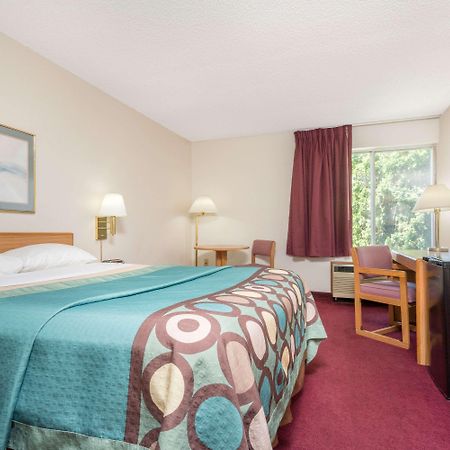 Motel Super 8 by Wyndham Menomonie WI Zewnętrze zdjęcie
